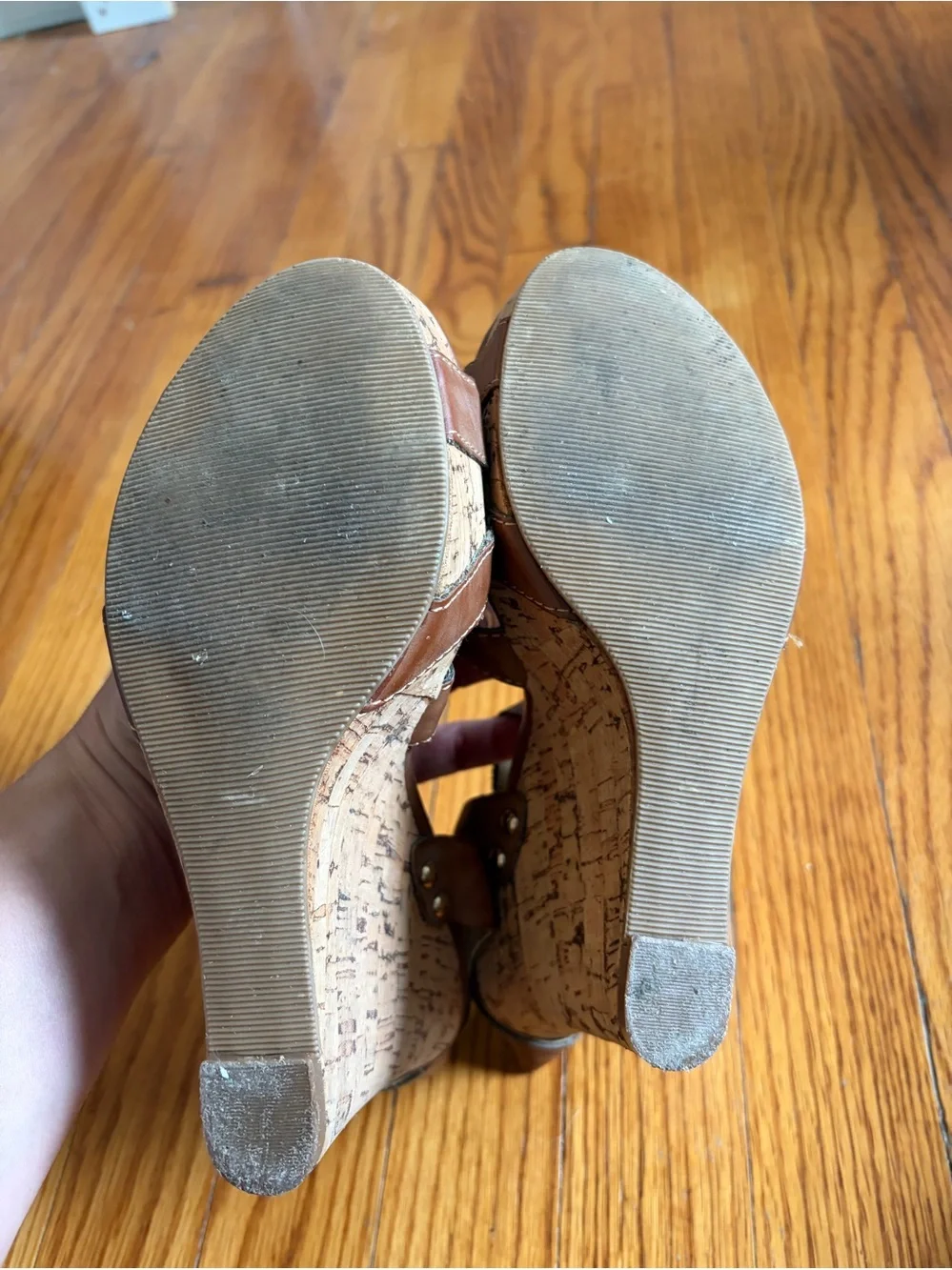 Guess tan vegan Leather T-Strap Wedge Sandals size 7